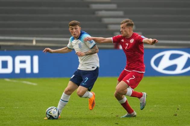 May 22, 2023, La Plata, Buenos Aires, Argentina: Sports. Devine Alfie from England (left) and El Djebali Chaim from Tunisia (right) during the FIFA U-20 World Cup Argentina 2023 match between England and Tunisia at Stadium Unico Diego Armando Maradona in La Plata, Buenos Aires, Argentina, on May 22, 2023 La Plata Argentina - ZUMAf135 0257385724st Copyright: xJulietaxFerrariox
