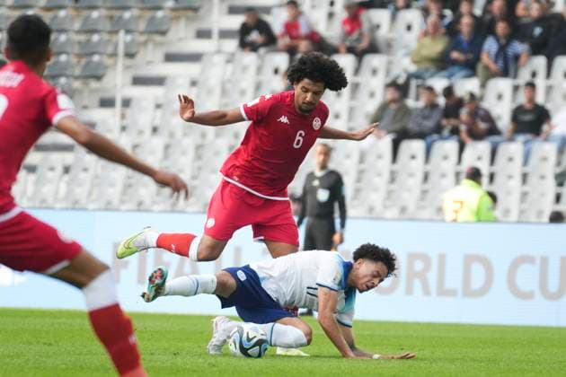 May 22, 2023, La Plata, Buenos Aires, Argentina: Sports. Edozie Samuel from England falls against Ouahabi Ghaith from Tunisia during the FIFA U-20 World Cup Argentina 2023 match between England and Tunisia at Stadium Unico Diego Armando Maradona in La Plata, Buenos Aires, Argentina, on May 22, 2023 La Plata Argentina - ZUMAf135 0257385816st Copyright: xJulietaxFerrariox