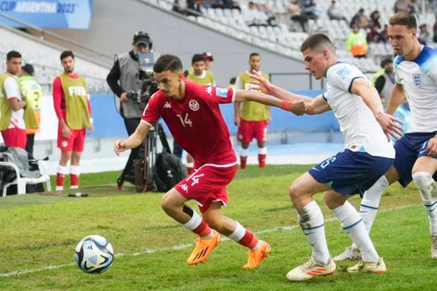 May 22, 2023, La Plata, Buenos Aires, Argentina: Sports. Nasraoui Rayen (left) from Tunisia and Edwards Ronnie from England (left) during the FIFA U-20 World Cup Argentina 2023 match between England and Tunisia at Stadium Unico Diego Armando Maradona in La Plata, Buenos Aires, Argentina, on May 22, 2023 La Plata Argentina - ZUMAf135 0257395860st Copyright: xJulietaxFerrariox