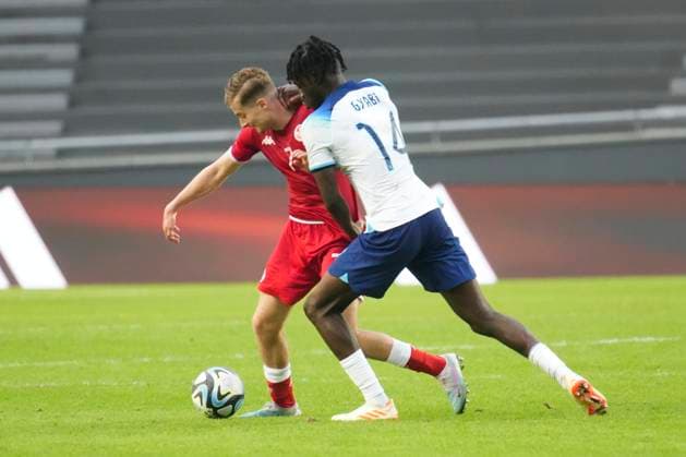 May 22, 2023, La Plata, Buenos Aires, Argentina: Sports. El Djebali Chaim from Tuniasia (left) and Gyabi Darko from England (right) during the FIFA U-20 World Cup Argentina 2023 match between England and Tunisia at Stadium Unico Diego Armando Maradona in La Plata, Buenos Aires, Argentina, on May 22, 2023 La Plata Argentina - ZUMAf135 0257395878st Copyright: xJulietaxFerrariox