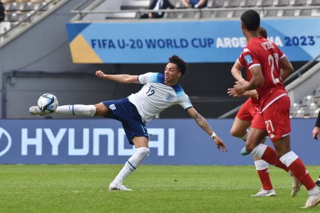 England v Tunisia - FIFA U20 World Cup LA PLATA, ARGENTINA - MAY 22: EDOZIE Samuel of England kicks the ball during a match between England and Tunisia at Estadio Unico de La Plata La Plata Buenos Aires Argentina  Copyright: xFedericoxPerettix originalFilename:peretti-englandv230522_npS9H.jpg