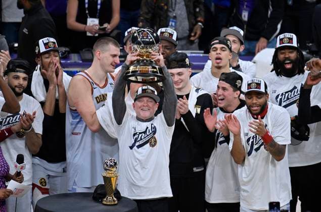 The Denver Nuggets head coach Michael Malone raises the Western Conference trophy after eliminating the Los Angeles Lakers from the playoffs in Game 4 of the Western Conference finals at Crypto.com Arena in Los Angeles on Monday, May 22, 2023. It was the first time in franchise history the Nuggets claimed the Western Conference championship after defeating the Lakers in 4 consecutive games.  LAP2023052205 JIMxRUYMEN
