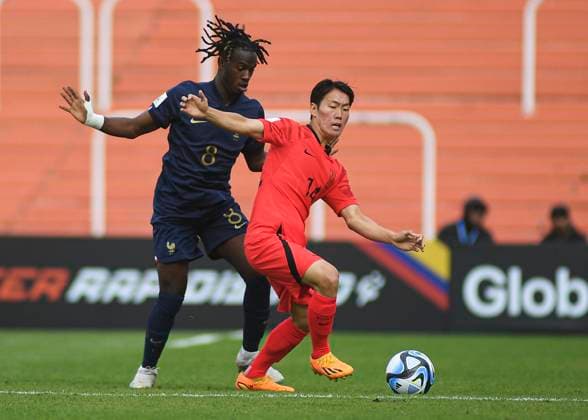 (230523) -- MENDOZA, May 23, 2023 -- Kang Sangyoon (R) of South Korea vies with Warren Bondo of France during the U20 World Cup group F match between South Korea and France in Mendoza, Argentina, May 22, 2023. ( Handout via Xinhua) (SP)ARGENTINA-MENDOZA-FOOTBALL-2023 FIFA U-20 WORLD CUP-SOUTH KOREA VS FRANCE TELAM 