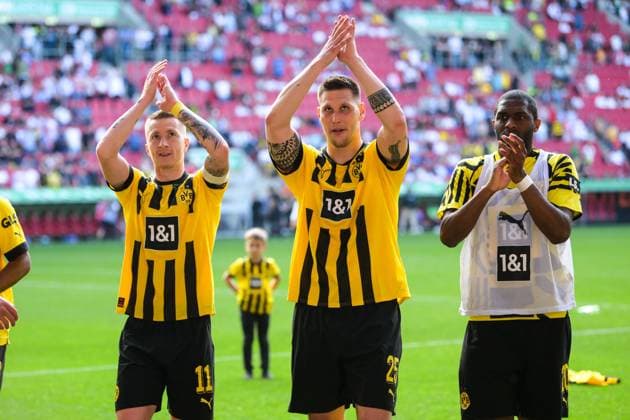 Fußball, 1. Bundesliga, 20230521, FC Augsburg - BV Borussia Dortmund. Im Bild Marco REUS (BV Borussia Dortmund, 11), Niklas SÜLE (BV Borussia Dortmund, 25) und Anthony MODESTE (BV Borussia Dortmund, 20) feiern Sieg vor Fans. Augsburg WWK-Arena Bayern Deutschland *** Soccer, 1 Bundesliga, 20230521, FC Augsburg BV Borussia Dortmund In picture Marco REUS BV Borussia Dortmund, 11 , Niklas SÜLE BV Borussia Dortmund, 25 and Anthony MODESTE BV Borussia Dortmund, 20 celebrate victory in front of fans Augsburg WWK Arena Bayern Germany Copyright: Passion2Press MarkusxFischerx