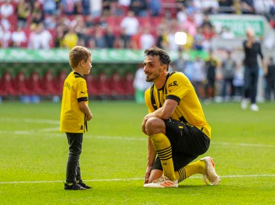 21.05.2023, Fussball 1. Bundesliga 2022 2023, 33.Spieltag, FC Augsburg - Borussia Dortmund, in der WWK-Arena Augsburg, Mats Hummels (Borussia Dortmund) mit Sohn Ludwig nach dem Spiel auf dem Platz.