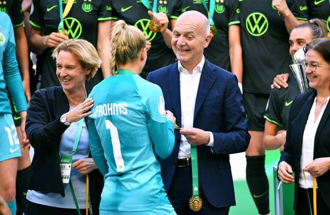 Fussball, Deutschland, Frauen, Saison 2022 2023, DFB Pokalfinale, Rhein Energie Stadion Köln, VfL Wolfsburg - SC Freiburg 4:1; DFB-Präsident Bernd Neuendorf, Bundestrainerin Martina Voss-Tecklenburg und Merle Frohms (WOL) bei der Siegerehrung. DFB DFL REGULATIONS PROHIBIT ANY USE OF PHOTOGRAPHS AS IMAGE SEQUENCES AND OR QUASI-VIDEO