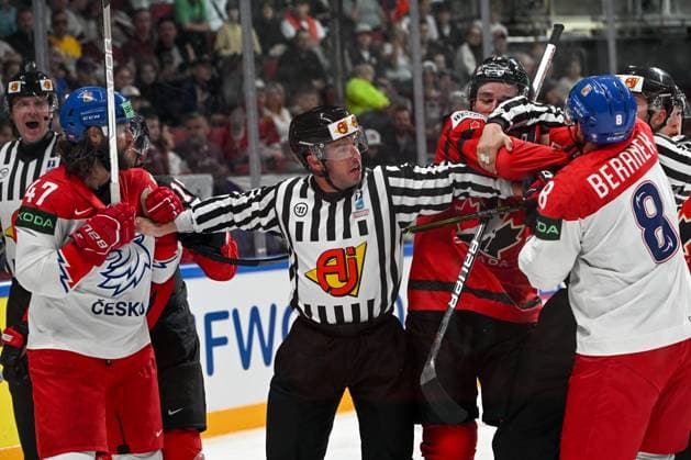RIGA, LATVIA - MAY 23: The referee stops a fight during the 2023 IIHF Ice hockey, Eishockey World Championship, WM, Weltmeisterschaft Finland - Latvia game between Canada and Czech Republic at Arena Riga on May 23, 2023 in Riga, Latvia. Riga Arena Riga Latvia Copyright: xJustPictures.ch AndreaxBrancax