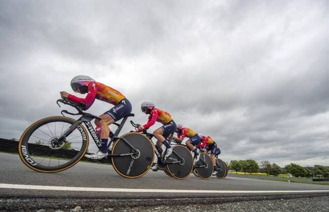 Bilder des Jahres 2023, Sport 05 Mai Sport Themen der Woche KW21 Sport Bilder des Tages RADSPORT - 35. LOTTO THÜRINGEN LADIES TOUR - . ETAPPE - RUND UM SCHLEIZ - MANNSCHAFTSZEITFAHREN *** NUR FÜR REDAKTIONELLE ZWECKE *** EDITORIAL USE ONLY ***<p>23 05 2023-Schleiz: Radsport 35. LOTTO Thüringen Ladies Tour 2023 1. Etappe - Rund um Schleiz Mannschaftszeitfahren 9,1 Kilometer im Foto: Das Team von SD Worx auf dem Kurs vom Schleizer Dreieck beim Einfahren vor dem Rennen ( Deutschland Thueringen Schleiz Copyright: SaschaxFromm *** RADSPORT 35 LOTTO THÜRINGEN LADIES TOUR ETAPPE RUND UM SCHLEIZ MANNSCHAFTSZEITFAHREN ONLY FOR EDITORIAL PURPOSES EDITORIAL USE ONLY p 23 05 2023 Schleiz Cycling 35 LOTTO Thuringia Ladies Tour 2023 1 Stage Around Schleiz Team Time Trial 9.1 kilometers in the photo The team of SD Worx on the course of the Schleizer Triangle during the run-in before the race Germany Thueringen Schleiz Copyright SaschaxFromm Copyright: SaschaxFromm doc7qbvpfsbods4s2p8465 ,EDITORIAL USE ONLY