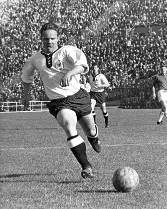 Fussball - Weltmeisterschaft 1962 in Chile Deutschland - Schweiz 2:1 03.06.1962 in Santiago de Chile. Albert Brülls (Deut.) in Aktion.