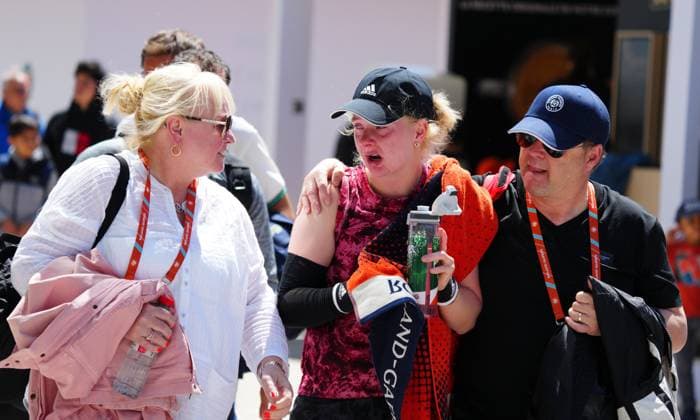 Mandatory Credit: Photo by Javier Garcia Shutterstock (13924795a) Francesca Jones is comforted by her parents Adele and Simon after tearfully pulling out of her second round Qualifying match due to a shoulder injury French Open Tennis, Wednesday Qualifying and Previews, Roland Garros, Paris, France - 24 May 2023 French Open Tennis, Wednesday Qualifying and Previews, Roland Garros, Paris, France - 24 May 2023  Copyright: xJavierxGarcia Shutterstockx 13924795a