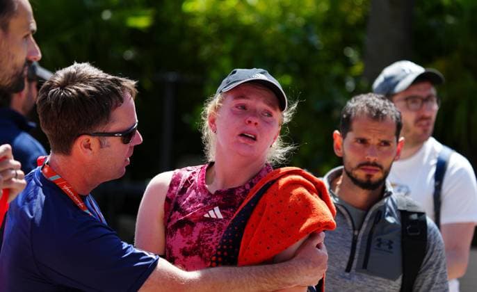 Mandatory Credit: Photo by Javier Garcia Shutterstock (13924795d) A tearful Francesca Jones is comforted after pulling out of her second round Qualifying match with a shoulder injury French Open Tennis, Wednesday Qualifying and Previews, Roland Garros, Paris, France - 24 May 2023 French Open Tennis, Wednesday Qualifying and Previews, Roland Garros, Paris, France - 24 May 2023  Copyright: xJavierxGarcia Shutterstockx 13924795d