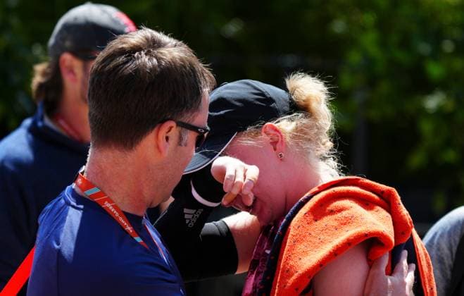 Mandatory Credit: Photo by Javier Garcia Shutterstock (13924795e) A tearful Francesca Jones is comforted after pulling out of her second round Qualifying match with a shoulder injury French Open Tennis, Wednesday Qualifying and Previews, Roland Garros, Paris, France - 24 May 2023 French Open Tennis, Wednesday Qualifying and Previews, Roland Garros, Paris, France - 24 May 2023  Copyright: xJavierxGarcia Shutterstockx 13924795e