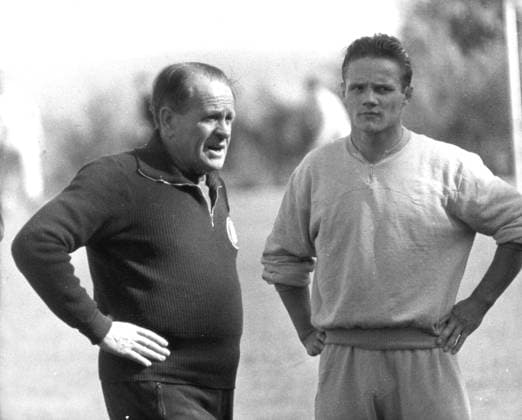 Bundestrainer Sepp Herberger und Albert Brülls bei einem Lehrgang der Deutschen Fußball-Nationalmannschaft in Duisburg-Wedau am 29.09.1959. *** National coach Sepp Herberger and Albert Brülls at a training course of the German national soccer team in Duisburg Wedau on 29 09 1959 HM