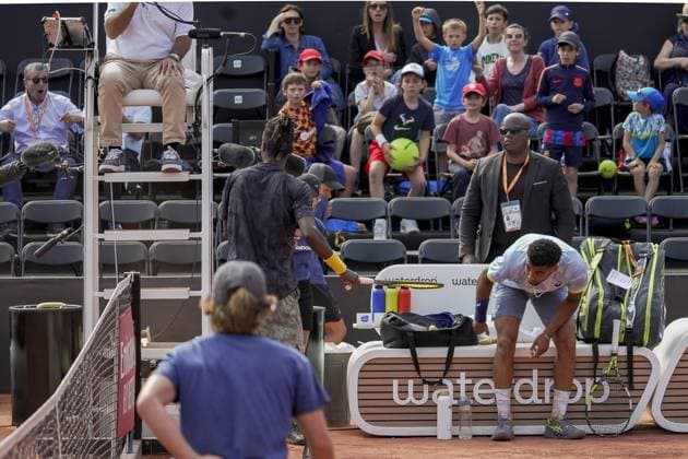 Mikael Ymer (SWE) agacÃ et en colere contre une dÃ cision de l arbitre fracasse sa raquette sur la chaise de ce dernier et se fait Ã liminer du tournoi de tennis Open Parc Auvergne RhÃ ne-Alpes Ã Lyon le 24 05 2023. TENNIS : Tournoi de Lyon ATP, Tennis Herren 250 - Open Parc - Lyon - 24 05 2023 SandrineThesillat Panoramic 