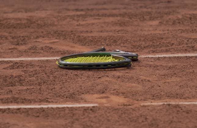 Sport Bilder des Tages Mikael Ymer (SWE) agacÃ et en colere contre une dÃ cision de l arbitre fracasse sa raquette sur la chaise de ce dernier et se fait Ã liminer du tournoi de tennis Open Parc Auvergne RhÃ ne-Alpes Ã Lyon le 24 05 2023. TENNIS : Tournoi de Lyon ATP, Tennis Herren 250 - Open Parc - Lyon - 24 05 2023 SandrineThesillat Panoramic 