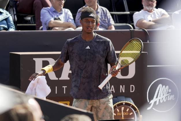 Mikael Ymer (SWE) lors de son match face Ã Arthur Fils (FRA), tournoi de tennis Open Parc Auvergne RhÃ ne-Alpes Ã Lyon le 24 05 2023. TENNIS : Tournoi de Lyon ATP, Tennis Herren 250 - Open Parc - Lyon - 24 05 2023 SandrineThesillat Panoramic 