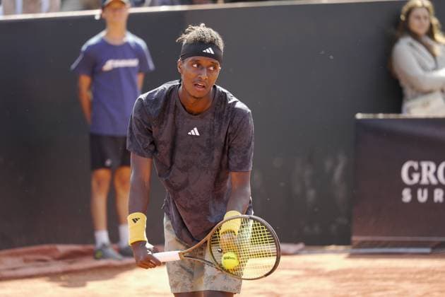 Mikael Ymer (SWE) lors de son match face Ã Arthur Fils (FRA), tournoi de tennis Open Parc Auvergne RhÃ ne-Alpes Ã Lyon le 24 05 2023. TENNIS : Tournoi de Lyon ATP, Tennis Herren 250 - Open Parc - Lyon - 24 05 2023 SandrineThesillat Panoramic 