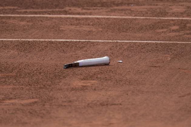 Mikael Ymer (SWE) agacÃ et en colere contre une dÃ cision de l arbitre fracasse sa raquette sur la chaise de ce dernier et se fait Ã liminer du tournoi de tennis Open Parc Auvergne RhÃ ne-Alpes Ã Lyon le 24 05 2023. TENNIS : Tournoi de Lyon ATP, Tennis Herren 250 - Open Parc - Lyon - 24 05 2023 SandrineThesillat Panoramic 