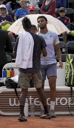 Mikael Ymer (SWE) agacÃ et en colere contre une dÃ cision de l arbitre fracasse sa raquette sur la chaise de ce dernier et se fait Ã liminer du tournoi de tennis Open Parc Auvergne RhÃ ne-Alpes Ã Lyon le 24 05 2023. TENNIS : Tournoi de Lyon ATP, Tennis Herren 250 - Open Parc - Lyon - 24 05 2023 SandrineThesillat Panoramic 