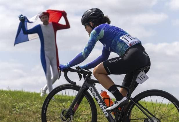 Sport Themen der Woche KW21 RADSPORT - 35. LOTTO THÜRINGEN LADIES TOUR - 2. ETAPPE - RUND UM GERA *** NUR FÜR REDAKTIONELLE ZWECKE *** EDITORIAL USE ONLY ***<p>24 05 2023-Dörtendorf: Radsport 35. LOTTO Thüringen Ladies Tour 2023 2. Etappe - Rund um Gera 153,5km im Foto: Macfly Mickael Bernini feuert die Radfahrerinnen, hier Gina Ricardo 113 (AUS Team Bridgelane), am Dörtendorfer Berg an. ( Deutschland Thueringen Dörtendorf Copyright: SaschaxFromm *** CYCLING 35 LOTTO THURINGIA LADIES TOUR 2 STAGE ROUND GERA FOR EDITORIAL PURPOSES ONLY EDITORIAL USE ONLY p 24 05 2023 Dörtendorf Cycling 35 LOTTO Thuringia Ladies Tour 2023 2 Stage Round Gera 153,5km in the photo Macfly Mickael Bernini cheers the cyclists, here Gina Ricardo 113 AUS Team Bridgelane , at Dörtendorfer Berg Germany Thueringen Dörtendorf Copyright SaschaxFromm Copyright: SaschaxFromm doc7qcjt1ujvbskwazcl9n ,EDITORIAL USE ONLY
