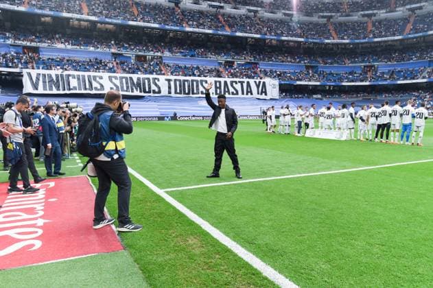 Sport Themen der Woche KW21 (230525) -- MADRID, May 25, 2023 -- Real Madrid s Vinicius Jr. (C) acknowledges supporters before the Spanish La Liga football match between Real Madrid and Rayo Vallecano in Madrid, Spain, May 24, 2023. (Photo by Xinhua) (SP)SPAIN-MADRID-FOOTBALL-SPANISH LEAGUE-REAL MADRID VS RAYO VALLECANO GustavoxValiente 