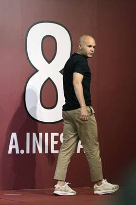 Sport Themen der Woche KW21 Fußball, Andres Iniesta Pressekonferenz Ex-Spain great Iniesta to leave Vissel Kobe Former Spain and Barcelona football great Andres Iniesta walks out of a venue of a press conference, PK, Pressekonferenz in Kobe, western Japan, on May 25, 2023, held to announce his departure from J-League side Vissel Kobe. The 39-year-old midfielder s final home game for Kobe will be on July 1.  A14AA0001508351P 