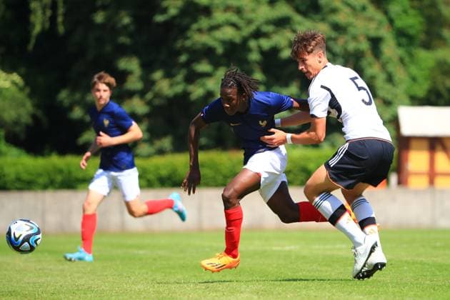 Jonas Feddersen (Deutschland) im Zweikampf mit Ibrahim Kante (Frankreich) Deutschland vs Frankreich, Fussball, U16-Laenderspiel, 25.05.2023 DFB regulations prohibit any use of photographs as image sequences and or quasi-video. Deutschland vs Frankreich, Fussball, U16-Laenderspiel, 25.05.2023 Dillingen Copyright: xEibner-Pressefotox EP_RWS