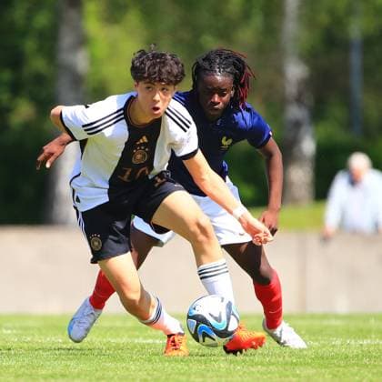 Franz Bleicher (Deutschland) im Zweikampf mit Joel Coulibaly (Frankreich) Deutschland vs Frankreich, Fussball, U16-Laenderspiel, 25.05.2023 DFB regulations prohibit any use of photographs as image sequences and or quasi-video. Deutschland vs Frankreich, Fussball, U16-Laenderspiel, 25.05.2023 Dillingen Copyright: xEibner-Pressefotox EP_RWS
