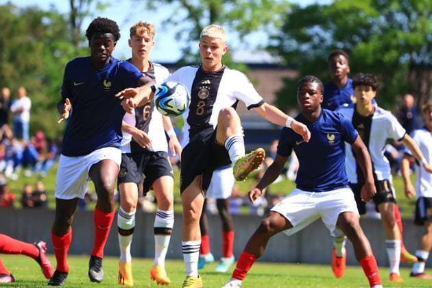 Nick Cherny (Deutschland) im Zweikampf mit Pladi Nzinga Pambani (Frankreich) Deutschland vs Frankreich, Fussball, U16-Laenderspiel, 25.05.2023 DFB regulations prohibit any use of photographs as image sequences and or quasi-video. Deutschland vs Frankreich, Fussball, U16-Laenderspiel, 25.05.2023 Dillingen Copyright: xEibner-Pressefotox EP_RWS