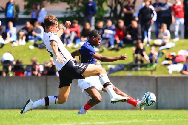 Enzo Molebe (Frankreich) erzielt mit diesem Schuss im Zweikampf mit Niklas Swider das 1:0 fuer Frankreich Deutschland vs Frankreich, Fussball, U16-Laenderspiel, 25.05.2023 DFB regulations prohibit any use of photographs as image sequences and or quasi-video. Deutschland vs Frankreich, Fussball, U16-Laenderspiel, 25.05.2023 Dillingen Copyright: xEibner-Pressefotox EP_RWS