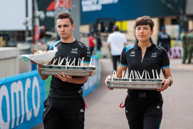 Mitarbeiter von Williams Racing bringen Verpflegung zur Box, Grosser Preis von Monaco, Motorsport, Formel 1, Saison 2023, 25.05.2023 Grosser Preis von Monaco, Motorsport, Formel 1, Saison 2023, 25.05.2023 Copyright: xEibner-Pressefoto AlexanderxNeisx EP_ANS