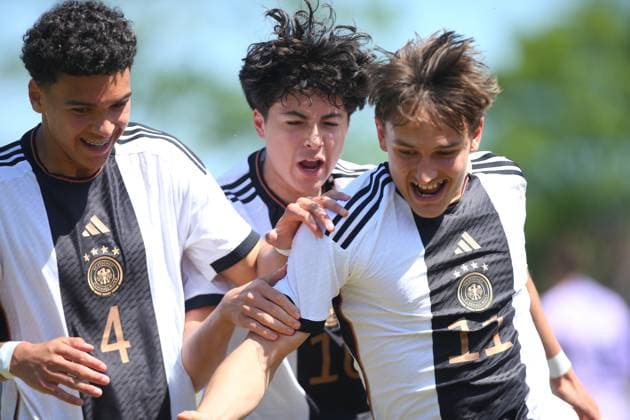 Die deutschen Spieler Tyler Meiser, Franz Bleicher und Cenny Neumann (von links) feiern das Tor zum 2:1 gegen Frankreich Deutschland vs Frankreich, Fussball, U16-Laenderspiel, 25.05.2023 DFB regulations prohibit any use of photographs as image sequences and or quasi-video. Deutschland vs Frankreich, Fussball, U16-Laenderspiel, 25.05.2023 Dillingen Copyright: xEibner-Pressefotox EP_RWS