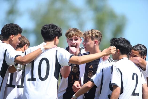 Deutsche Spieler feiern das Tor zum 1:1 gegen Frankreich, Mitte: Jamie Schuldes Deutschland vs Frankreich, Fussball, U16-Laenderspiel, 25.05.2023 DFB regulations prohibit any use of photographs as image sequences and or quasi-video. Deutschland vs Frankreich, Fussball, U16-Laenderspiel, 25.05.2023 Dillingen Copyright: xEibner-Pressefotox EP_RWS