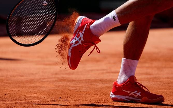 Mandatory Credit: Photo by Javier Garcia Shutterstock (13924802br) Novak Djokovic bats clay off his Asics tennis shoe as he practices on Philippe Chatrier Court French Open Tennis, Wednesday Qualifying and Previews, Roland Garros, Paris, France - 25 May 2023 French Open Tennis, Wednesday Qualifying and Previews, Roland Garros, Paris, France - 25 May 2023  Copyright: xJavierxGarcia Shutterstockx 13924802br