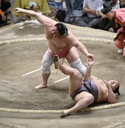 Bilder des Jahres 2023, Sport 05 Mai Sport Themen der Woche KW21 Sport Bilder des Tages Summer Grand Sumo Tournament Ura (L) defeats Tobizaru on the 12th day of the 15-day Summer Grand Sumo Tournament at Ryogoku Kokugikan in Tokyo on May 25, 2023.  A14AA0001509261P 