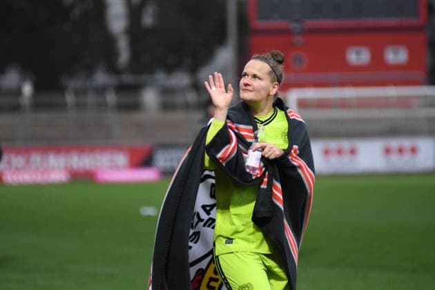 Germany, Leverkusen, 04.12.2022, Ulrich Haberland Stadium, Bayer 04 Leverkusen vs 1. FFC Turbine Potsdam - Flyeralarm Women s Bundesliga, Torwart Friederike Repohl (Bayer 04 Leverkusen) thanks the fans Leverkusen Ulrich Haberland Stadium Germany