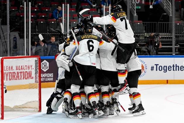 Sport Themen der Woche KW21 Sport Bilder des Tages RIGA, LATVIA - MAY 25: Germany celebrate the victory during the 2023 IIHF Ice hockey, Eishockey World Championship, WM, Weltmeisterschaft Finland - Latvia game between Switzerland and Germany at Arena Riga on May 25, 2023 in Riga, Latvia. Riga Arena Riga Latvia *** RIGA, LATVIA MAY 25 Germany celebrate the victory during the 2023 IIHF Ice Hockey World Championship Finland Latvia game between Switzerland and Germany at Arena Riga on May 25, 2023 in Riga, Latvia Riga Arena Riga Latvia  Copyright: xJustPictures.ch AndreaxBrancax