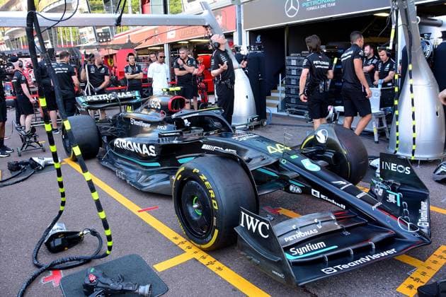 Formel 1 Grand Prix Monaco 2023 25.05.2023, Circuit de Monaco, Monte Carlo, Formel 1 Grand Prix Monaco 2023 ,im Bild Lewis Hamilton (GBR), Mercedes-AMG Petronas Formula One Team schaut sich die neuen Seitenkästen an seinem Auto an.
