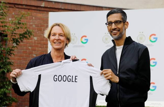 Bilder des Jahres 2023, Sport 05 Mai Sport Themen der Woche KW21 Sport Bilder des Tages Martina Voss-Tecklenburg, Bundestrainerin, Sundar Pichai, CEO Google und Alphabet, Deutschland, Berlin, Deutsche Fußball-Bund ( DFB ) und Google Deutschland schließen eine neue, enge Partnerschaft. *** Martina Voss Tecklenburg, German Football Association DFB, Sundar Pichai, CEO Google and Alphabet, Germany, Berlin, German Football Association DFB and Google Germany enter into a new, close partnership