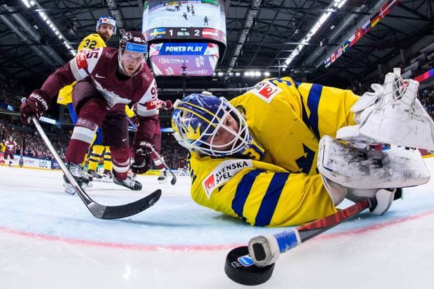 Bilder des Jahres 2023, Sport 05 Mai Sport Themen der Woche KW21 230525 Oskars Batna of Latvia sees the 1-3 goal by Janis Jaks go in behind goaltender Lars Johansson of Sweden during the 2023 IIHF Ice hockey, Eishockey World Championship, WM, Weltmeisterschaft quarterfinal game between Sweden and Latvia on May 25, 2023 in Riga. Photo: Joel Marklund BILDBYRAN kod JM JM0484 bbeng ishockey ice hockey ishockey-vm 2023 ishockey-vm vm 2023 iihf ice hockey world championship kvartsfinal quarterfinal quarterfinals sverige sweden latvia lettland *** 230525 Oskars Batna of Latvia sees the 1 3 goal by Janis Jaks go in behind goaltender Lars Johansson of Sweden during the 2023 IIHF Ice Hockey World Championship quarterfinal game between Sweden and Latvia on May 25, 2023 in Riga Photo Joel Marklund BILDBYRAN kod JM JM0484 bbeng ice hockey ice hockey ice hockey vm 2023 ishockey vm vm 2023 iihf ice hockey world championship quarterfinal quarterfinal quarterfinals sverige sweden latvia lettland  Copyright: JOELxMARKLUND BB230525JM192