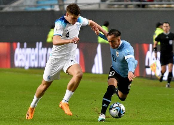 (230526) -- LA PLATA, May 26, 2023 -- Alex Scott (L) of England vies with Franco Gonzalez of Uruguay during the FIFA U20 World Cup group E match between England and Uruguay in La Plata, Argentina, May 25, 2023. ( Handout via Xinhua) (SP)ARGENTINA-LA PLATA-FOOTBALL-2023 FIFA U-20 WORLD CUP-ENGLAND VS URUGUAY TELAM 