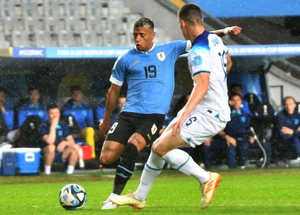 Sport Bilder des Tages (230526) -- LA PLATA, May 26, 2023 -- Ronnie Edwards (R) of England vies with Luciano Rodriguez of Uruguay during the FIFA U20 World Cup group E match between England and Uruguay in La Plata, Argentina, May 25, 2023. ( Handout via Xinhua) (SP)ARGENTINA-LA PLATA-FOOTBALL-2023 FIFA U-20 WORLD CUP-ENGLAND VS URUGUAY TELAM 