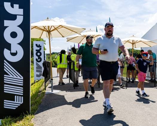 May 26, 2023, Potomac Falls, Virginia, USA: Fans arrive for the first round of the LIV Golf DC event at Trump National Golf Club. Potomac Falls USA - ZUMAb237 20230526_znp_b237_011 Copyright: xRobertxBlakleyx