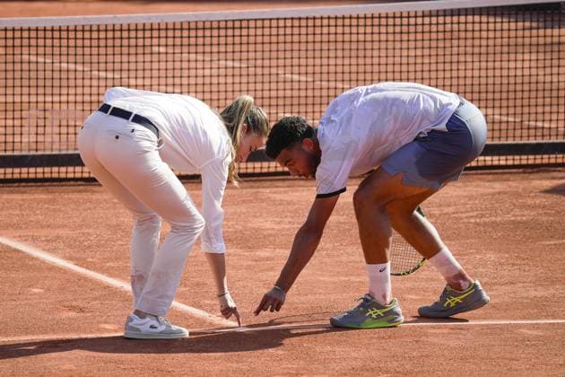 Sport Themen der Woche KW21 Sport Bilder des Tages Le joueur de tennis francais Arthur FILS conteste une balle ce qui le dÃ concentre et lui fait perdre le 2eme set lors de la 1 2 finale face Ã l amÃ ricain Brandon NAKASHIMA, tournoi de tennis Open Parc Auvergne RhÃ ne-Alpes Ã Lyon le 26 05 2023. TENNIS : Tournoi de Lyon ATP, Tennis Herren 250 - Open Parc - Lyon - 26 05 2023 SandrineThesillat Panoramic 