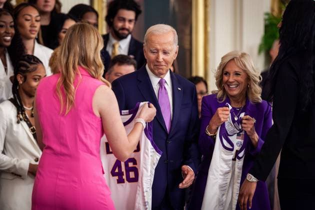Bilder des Jahres 2023, Sport 05 Mai Sport Themen der Woche KW21 Sport Bilder des Tages NCAA, College League, USA Champion LSU Women™s basketball team visits the White House The co-captains of 2023 NCAA Championship Louisiana State University Women™s basketball team NCAA Championship present commemorative jerseys to President Joe Biden and First Lady Dr. Jill Biden during a visit to the White House. It is a long-standing tradition for the President and First Lady to host championship winning teams in collegiate and professional sports. They are typically presented with jerseys bearing the president™s number; Biden is the 46th President of the United States. Washington DC United States  Copyright: xAllisonxBaileyx originalFilename:bailey-ncaacham230526_npWbx.jpg