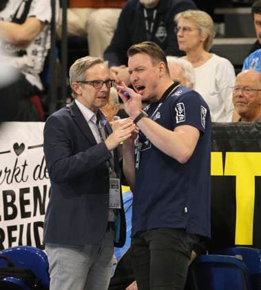 Foto : Kiels Trainer Filip Jicha hat Stress mit dem technischen Kommissar Markus Helbig (links , ex Schiedsrichter) Handball Herren So. 26.03.2023 1. Bundesliga THW Kiel - Füchse Berlin