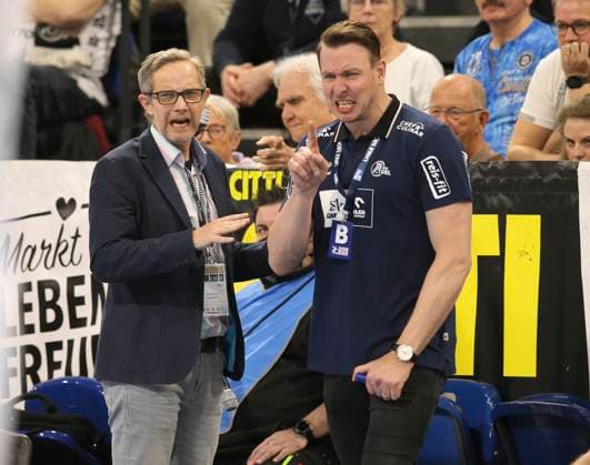 Foto : Kiels Trainer Filip Jicha hat Stress mit dem technischen Kommissar Markus Helbig (links , ex Schiedsrichter) Handball Herren So. 26.03.2023 1. Bundesliga THW Kiel - Füchse Berlin
