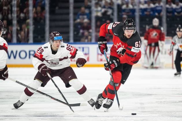 230527 Dans Locmelis of Latvia and Jake Neighbours of Canada during the 2023 IIHF Ice hockey, Eishockey World Championship, WM, Weltmeisterschaft semifinal game between Canada and Latvia on May 27, 2023 in Tampere. Photo: Joel Marklund BILDBYRAN kod JM JM0485 bbeng ishockey ice hockey ishockey-vm 2023 ishockey-vm vm 2023 iihf ice hockey world championship semifinal semi-final kanada canada latvia lettland Copyright: JOELxMARKLUND BB230527JM012
