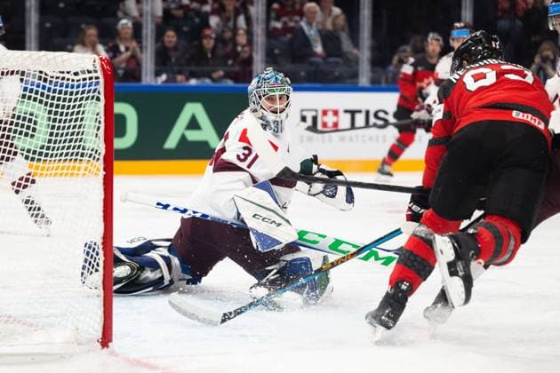 230527 Goaltender Arturs Silovs of Latvia against Jake Neighbours of Canada during the 2023 IIHF Ice hockey, Eishockey World Championship, WM, Weltmeisterschaft semifinal game between Canada and Latvia on May 27, 2023 in Tampere. Photo: Joel Marklund BILDBYRAN kod JM JM0485 bbeng ishockey ice hockey ishockey-vm 2023 ishockey-vm vm 2023 iihf ice hockey world championship semifinal semi-final kanada canada latvia lettland Copyright: JOELxMARKLUND BB230527JM013