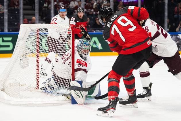 230527 Goaltender Arturs Silovs of Latvia against Samuel Blais of Canada during the 2023 IIHF Ice hockey, Eishockey World Championship, WM, Weltmeisterschaft semifinal game between Canada and Latvia on May 27, 2023 in Tampere. Photo: Joel Marklund BILDBYRAN kod JM JM0485 bbeng ishockey ice hockey ishockey-vm 2023 ishockey-vm vm 2023 iihf ice hockey world championship semifinal semi-final kanada canada latvia lettland Copyright: JOELxMARKLUND BB230527JM014